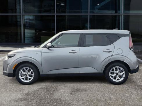 Used 2025 Kia Soul LX w/ LX Technology Package FWD image 8