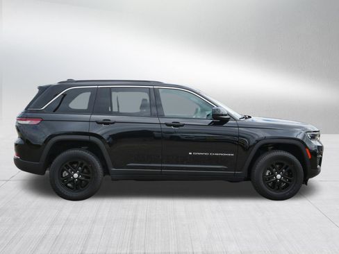 Used 2024 Jeep Grand Cherokee Laredo w/ Luxury Tech Group I AWD/4WD image 8