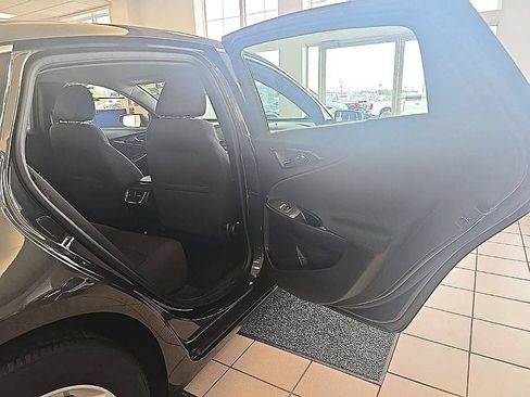 Used 2017 Chevrolet Malibu LT FWD image 29
