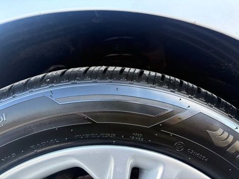 Used 2016 Ford Taurus SE image 11