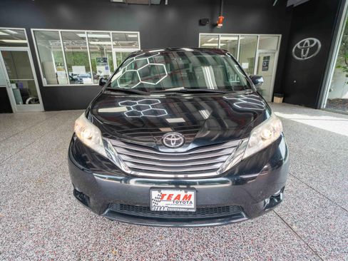 Used 2017 Toyota Sienna XLE Premium FWD image 6