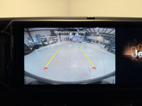 Used 2025 Jeep Wrangler Unlimited Sahara w/ Safety Group image 12