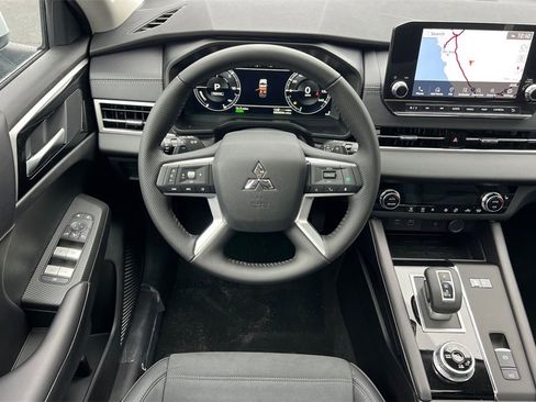 New 2025 Mitsubishi Outlander SE image 15