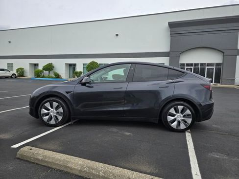 Used 2024 Tesla Model Y Long Range image 10