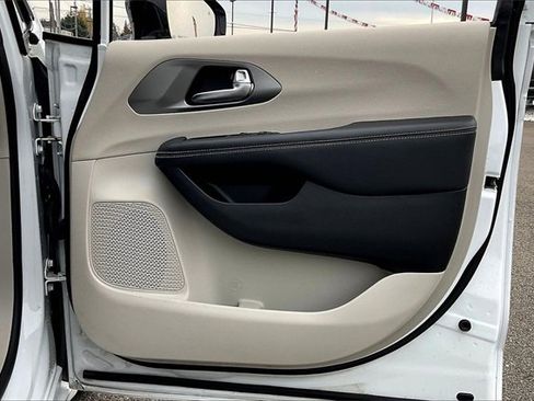 Used 2024 Chrysler Pacifica Select image 24
