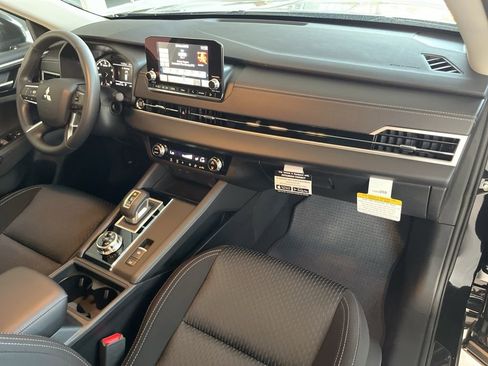 Used 2024 Mitsubishi Outlander ES image 18