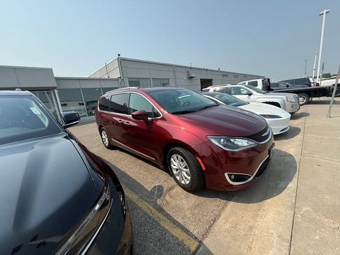 Used 2019 Chrysler Pacifica Touring-L FWD image 2
