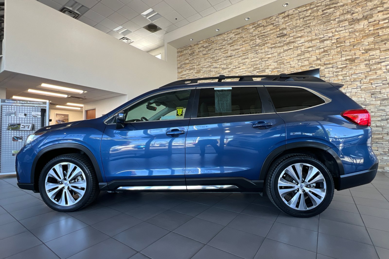 Used 2022 Subaru Ascent Limited w/ Technology Package AWD/4WD image 2