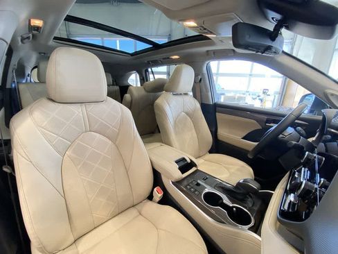 Used 2024 Toyota Highlander Platinum AWD/4WD image 28