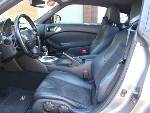 Used 2010 Nissan 370Z Touring w/ Sport Pkg RWD image 5