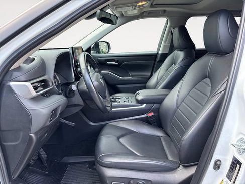Used 2024 Toyota Highlander XLE AWD/4WD image 9