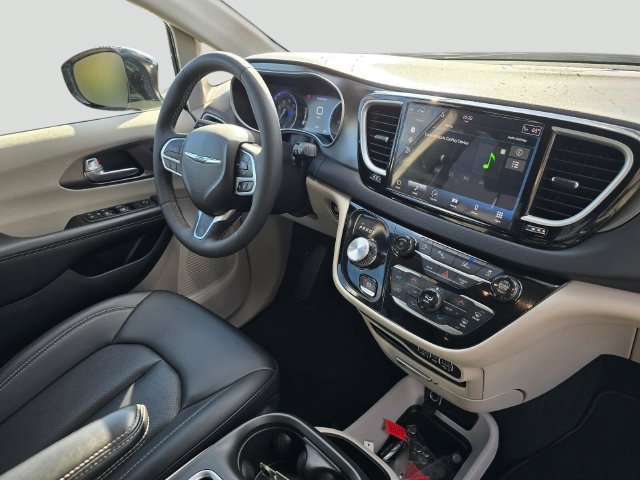 Used 2024 Chrysler Pacifica Touring-L FWD image 11