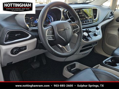 Used 2023 Chrysler Pacifica Touring-L image 23