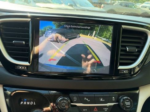 Used 2024 Chrysler Pacifica Touring-L FWD image 19