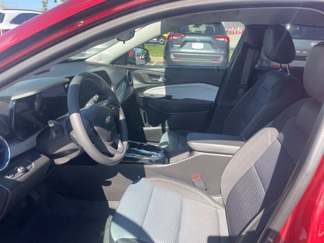 Used 2025 Chevrolet Trax LT FWD image 8
