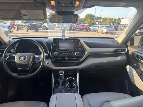 Used 2020 Toyota Highlander XLE AWD/4WD image 34