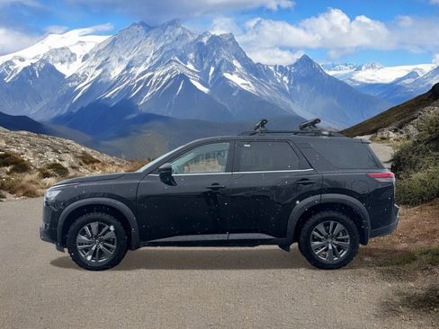 Used 2022 Nissan Pathfinder SV image 2