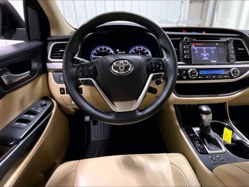 Used 2018 Toyota Highlander XLE AWD/4WD image 5