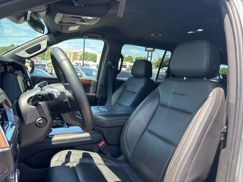 Used 2025 GMC Yukon XL Denali RWD image 14