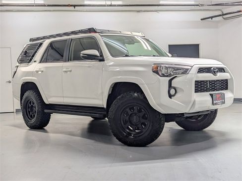 Used 2018 Toyota 4Runner SR5 Premium image 2
