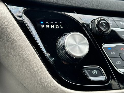 Used 2024 Chrysler Pacifica Touring-L FWD image 21