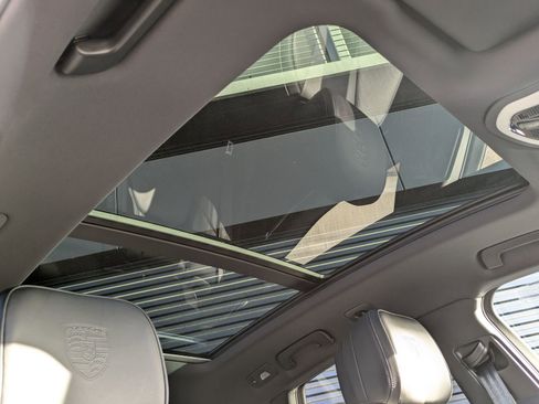 Certified 2026 Porsche Macan image 25