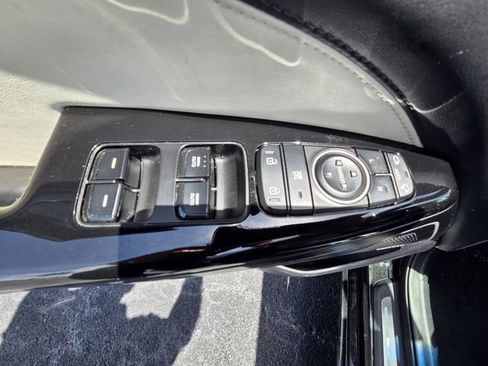 Used 2017 Kia Cadenza Limited FWD image 11