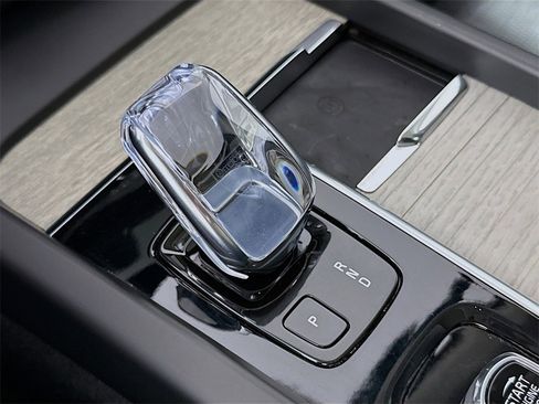 Certified 2022 Volvo XC60 B5 Inscription w/ Advanced Package image 17