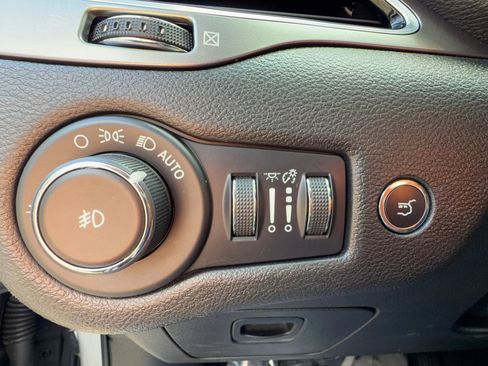Used 2019 Jeep Cherokee Limited AWD/4WD image 16