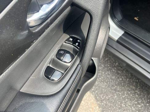 Used 2018 Nissan Rogue SV FWD image 15