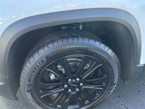 Used 2023 GMC Acadia SLT w/ Elevation Edition image 10