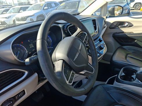 Used 2023 Chrysler Pacifica Touring-L image 24