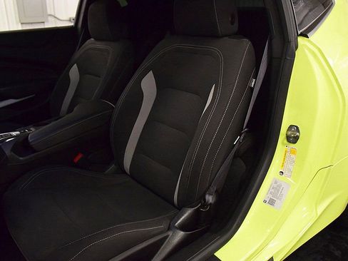 Used 2021 Chevrolet Camaro LT w/ Technology Package image 27