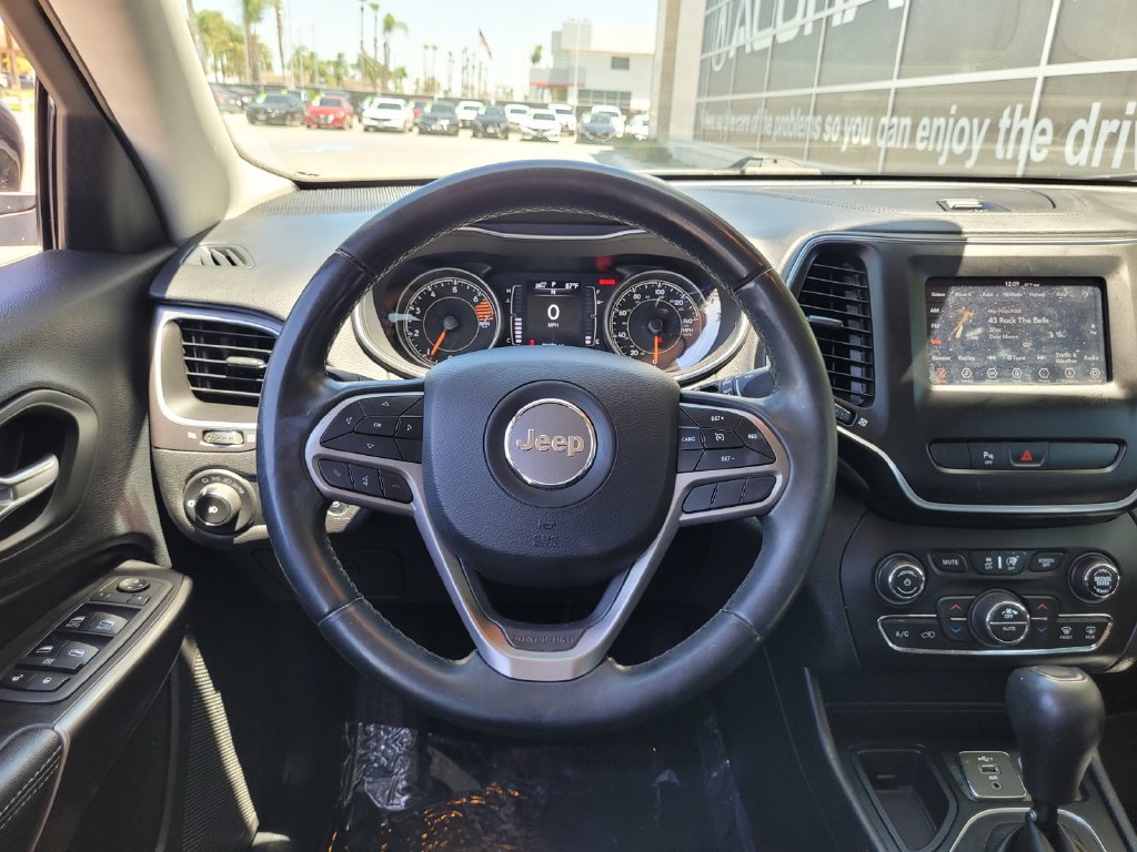 Used 2019 Jeep Cherokee Latitude Plus w/ Comfort/Convenience Group FWD image 18