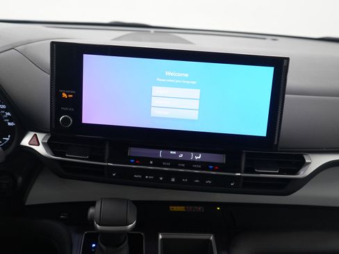 Used 2025 Toyota Sienna XLE image 17