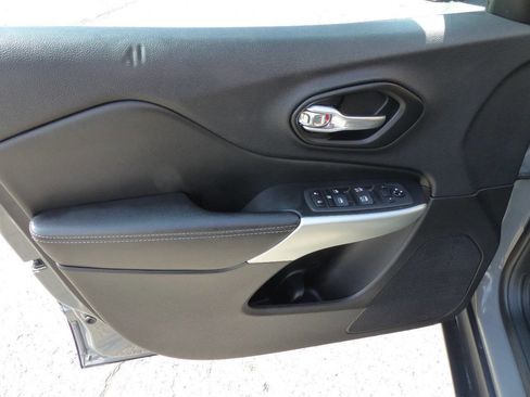 Used 2022 Jeep Cherokee Latitude w/ Sun & Sound Group image 23