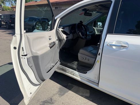 Used 2015 Toyota Sienna XLE w/ XLE Navigation Package FWD image 18