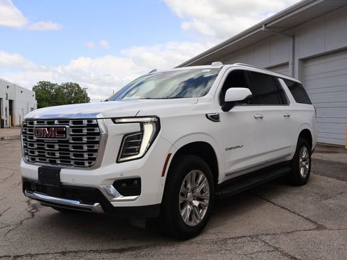 Used 2025 GMC Yukon XL Denali AWD/4WD image 3