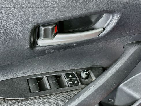 Used 2021 Toyota Corolla LE FWD image 15