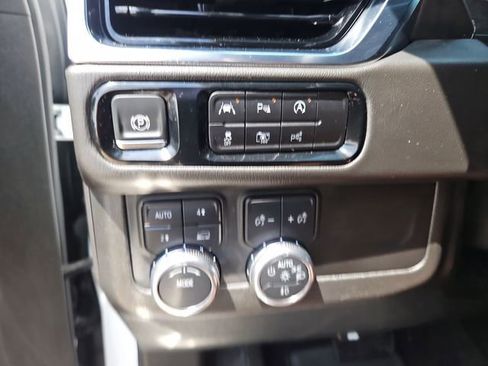 Used 2025 GMC Yukon XL Denali AWD/4WD image 17