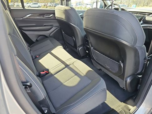 Used 2023 Jeep Grand Cherokee Laredo w/ Luxury Tech Group I image 11