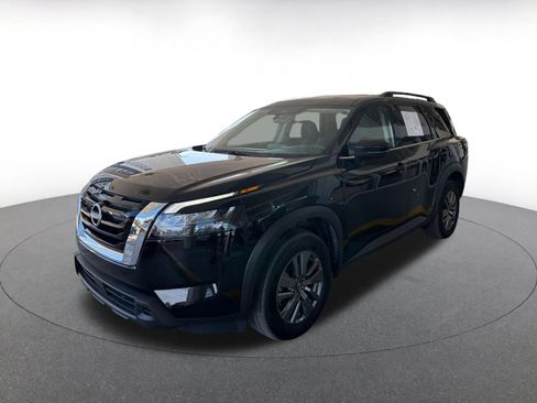 Used 2025 Nissan Pathfinder SV image 3