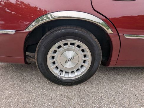 Used 1998 Lincoln Town Car Executive image 28