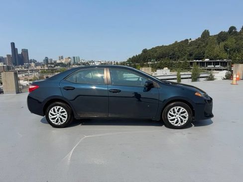 Used 2017 Toyota Corolla LE w/ Carpet Mat Package (TMS) FWD image 2