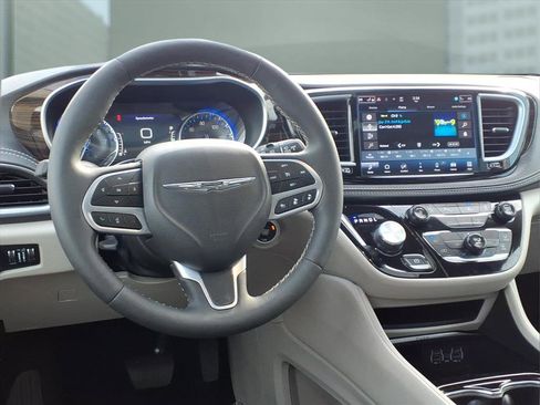 Used 2024 Chrysler Pacifica Limited image 10