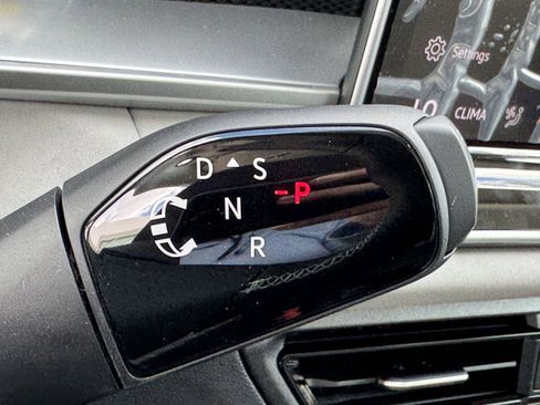 New 2025 Volkswagen Tiguan SE image 24