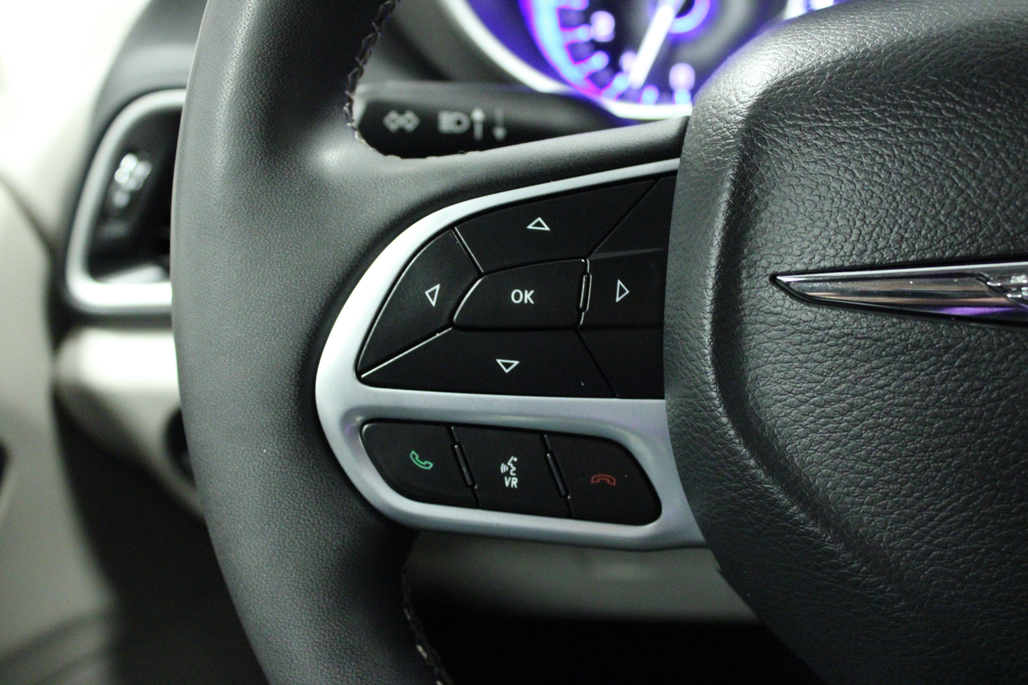 Used 2024 Chrysler Pacifica Touring-L FWD image 25