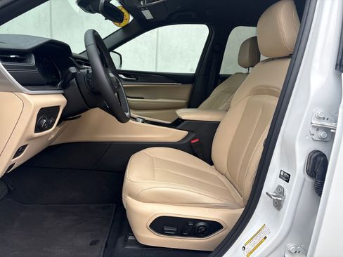 Used 2024 Jeep Grand Cherokee Limited image 11