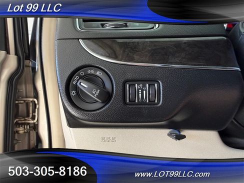 Used 2013 Chrysler Town & Country Touring FWD image 39