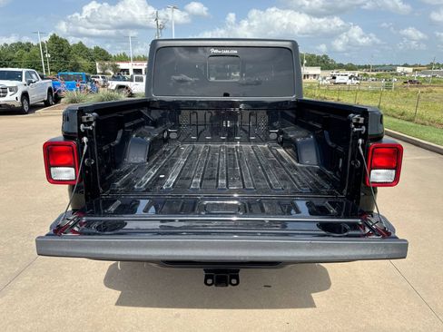 Used 2023 Jeep Gladiator Sport AWD/4WD image 23